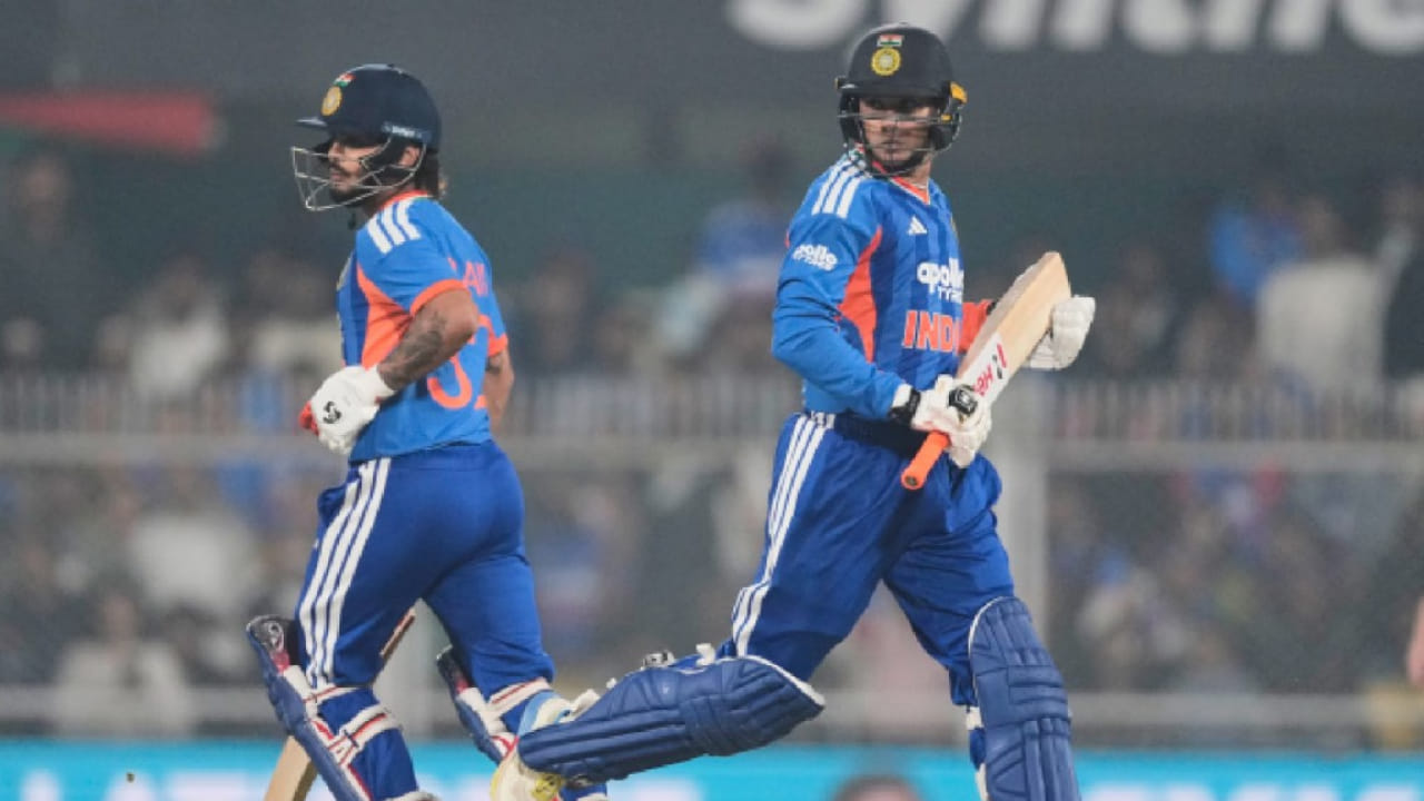 ಟಿ20 ರ್ಯಾಂಕಿಂಗ್​ನಲ್ಲಿ 17 ಬ್ಯಾಟ್ಸ್‌ಮನ್‌ಗಳನ್ನು ಹಿಂದಿಕ್ಕಿರುವ ಕಿಶನ್ 8 ನೇ ಸ್ಥಾನವನ್ನು ತಲುಪಿದ್ದಾರೆ. ಇತ್ತ ಟಿ20 ವಿಶ್ವಕಪ್‌ನಲ್ಲಿ ಇನ್ನೂ ಖಾತೆ ತೆರೆಯದ ಅಭಿಷೇಕ್ ಶರ್ಮಾ ವಿಶ್ವದ ನಂಬರ್ 1 ಬ್ಯಾಟ್ಸ್‌ಮನ್ ಆಗಿ ಮುಂದುವರೆದಿದ್ದಾರೆ. 