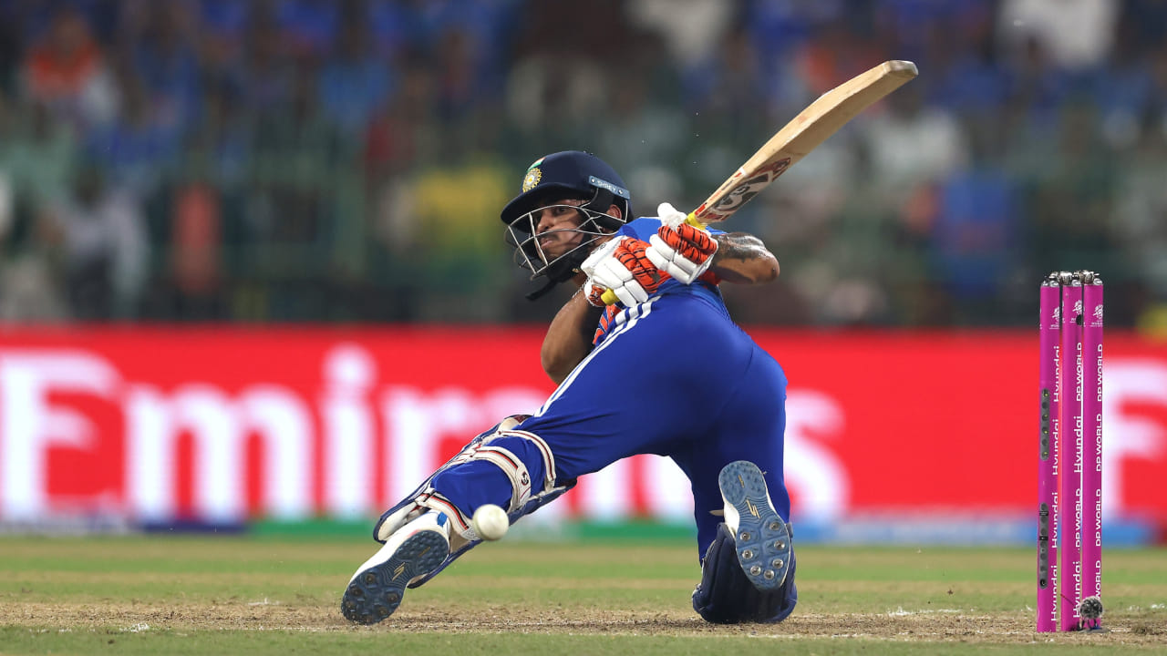 ಈ ಹಂತದಲ್ಲಿ ಎರಡನೇ ಅರ್ಧಶತಕ ಬಾರಿಸಿದ ಇಶಾನ್ ಕಿಶನ್, ಈ ಫ್ಯಾಷನ್ 40 ಅವಧಿಗಳಲ್ಲಿ 10 ಬೌಂಡರಿ ಮತ್ತು 3 ಸಿಕ್ಸರ್‌ಗಳ ಸಹಿತ 192.50 ಸ್ಟ್ರೈಕ್ ರೇಟ್‌ನಲ್ಲಿ 77 ರನ್ ಕಲೆಹಾಕಿದರು. ಈ ಮೂಲಕ ಪಾಕಿಸ್ತಾನದ ವಿರುದ್ಧ ಟಿ20 ನಲ್ಲಿ ಅರ್ಧಶತಕ ಬಾರಿಸಿದ ನಾಲ್ಕನೇ ಬ್ಯಾಟ್ಸ್‌ಮನ್ ಎನಿಸಿಕೊಂಡರು. ಕಿಶನ್‌ಗೂ ಮೊದಲು ವಿರಾಟ್ ಕೊಹ್ಲಿ, ಯುವರಾಜ್ ಸಿಂಗ್ ಮತ್ತು ಗೌತಮ್ ಗಂಭೀರ್ ಈ ಸಾಧನೆ ಮಾಡಿದ್ದರು.