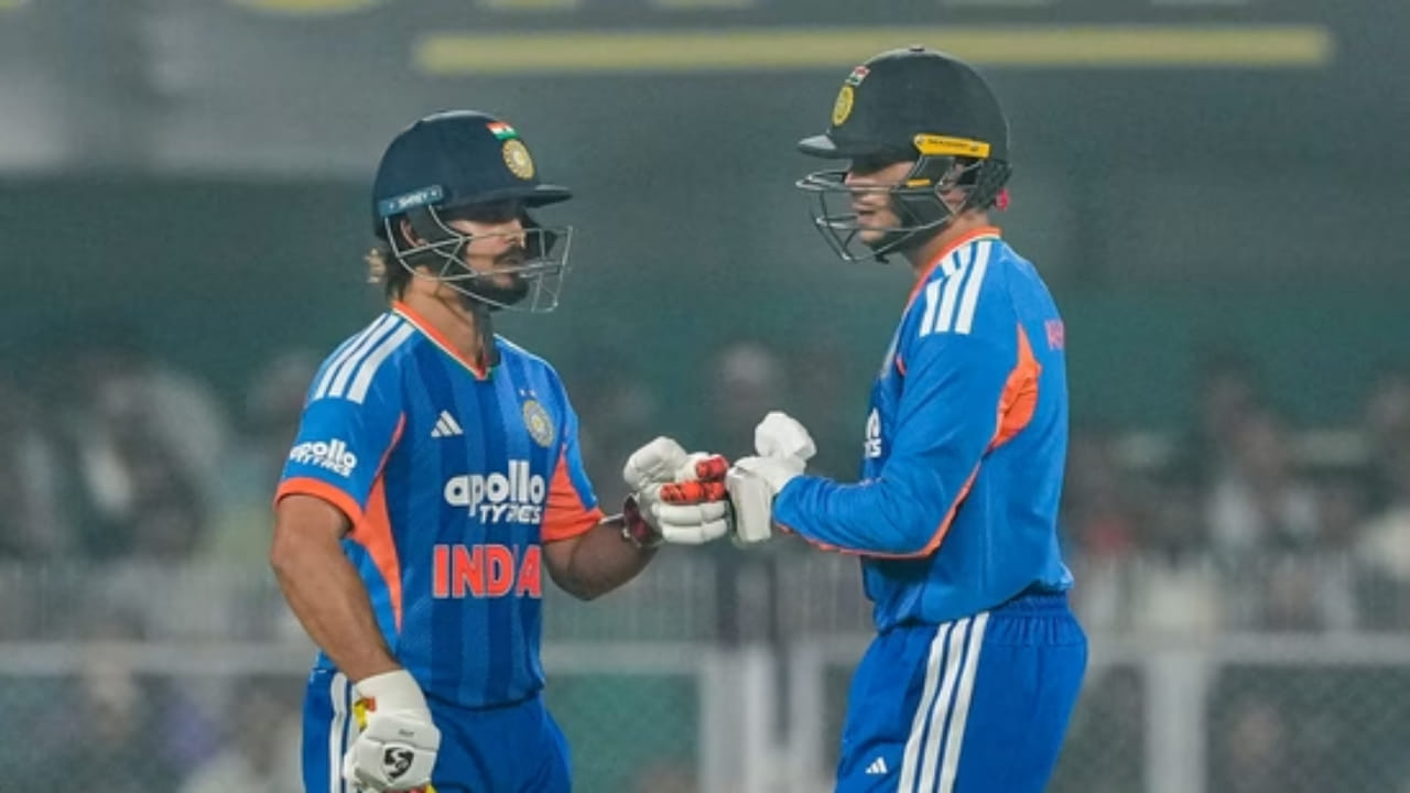 ಐಸಿಸಿ ಟಿ20 ಶ್ರೇಯಾಂಕದಲ್ಲಿ ಅಭಿಷೇಕ್ ಶರ್ಮಾ 891 ರೇಟಿಂಗ್ ಅಂಕಗಳೊಂದಿಗೆ ಮೊದಲ ಸ್ಥಾನದಲ್ಲಿದ್ದಾರೆ. ಫಿಲ್ ಸಾಲ್ಟ್ ಎರಡನೇ ಸ್ಥಾನದಲ್ಲಿದ್ದರೆ, ಆಸ್ಟ್ರೇಲಿಯಾ ವಿರುದ್ಧ ಅದ್ಭುತ ಶತಕ ಬಾರಿಸಿದ ಪಾಥುಮ್ ನಿಸ್ಸಂಕಾ ಮೂರು ಬ್ಯಾಟ್ಸ್‌ಮನ್‌ಗಳನ್ನು ಹಿಂದಿಕ್ಕಿ ಮೂರನೇ ಸ್ಥಾನಕ್ಕೆ ತಲುಪಿದ್ದಾರೆ. ತಿಲಕ್ ವರ್ಮಾ ನಾಲ್ಕನೇ ಸ್ಥಾನದಲ್ಲಿದ್ದಾರೆ. 