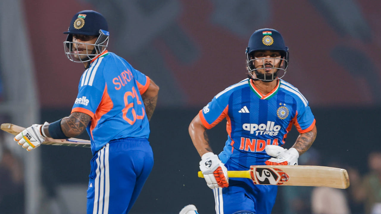 ಆರಂಭಿಕ ಆಟಗಾರನಾಗಿ ಆಕ್ರಮಣಕಾರಿಯಾಗಿ ಬ್ಯಾಟ್ ಬೀಸಿದ ಕಿಶನ್ ಮೊದಲ ಓವರ್‌ನಲ್ಲಿಯೇ ಎರಡು ಸಿಕ್ಸರ್‌ಗಳನ್ನು ಬಾರಿಸಿದರು. ಲುಂಗಿ ಎನ್‌ಗಿಡಿ, ಕಗಿಸೊ ರಬಾಡ, ಅನ್ರಿಚ್ ನೋಕಿಯಾರಂತಹ ಘಾತಕ ವೇಗಿಗಳ ಬೌಲಿಂಗ್​ನಲ್ಲೂ ಸಿಕ್ಸರ್​ಗಳ ಮಳೆಗರೆದರು. ನೋಕಿಯಾ ಓವರ್‌ನ ನಾಲ್ಕು ಎಸೆತಗಳಲ್ಲಿ ಮೂರು ಸಿಕ್ಸರ್‌ಗಳು ಮತ್ತು ಒಂದು ಬೌಂಡರಿ ಬಾರಿಸಿದರು. ನಂತರ ಆರನೇ ಓವರ್‌ನ ನಾಲ್ಕನೇ ಎಸೆತದಲ್ಲಿ ಸಿಕ್ಸರ್‌ ಬಾರಿಸುವ ಮೂಲಕ ಅರ್ಧಶತಕವನ್ನು ಪೂರ್ಣಗೊಳಿಸಿದರು.