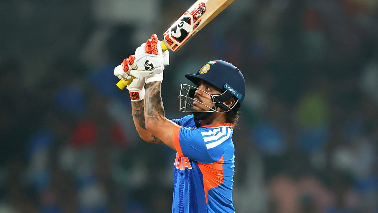 ಇಶಾನ್ ಕಿಶನ್ ಅರ್ಧಶತಕ ಗಳಿಸಿದ ತಕ್ಷಣ ತಂಡದ ಮ್ಯಾನೇಜ್​ಮೆಂಟ್ ಅವರನ್ನು ಮೈದಾನದಿಂದ ಹೊರಗೆ ಕರೆಸಿಕೊಂಡಿತು. ಅಂದರೆ ಕಿಶನ್ ನಿವೃತ್ತಿ ಘೋಷಿಸಿ ಹೊರ ನಡೆದರು. ಇದು ಅಭ್ಯಾಸ ಪಂದ್ಯವಾಗಿದ್ದ ಕಾರಣ ತಂಡದ ಪ್ರತಿಯೊಬ್ಬ ಬ್ಯಾಟ್ಸ್‌ಮನ್‌ಗೂ ಆಡುವ ಅವಕಾಶ ನೀಡುವ ಸಲುವಾಗಿ ಕಿಶನ್ ಅರ್ಧಕ್ಕೆ ಬ್ಯಾಟಿಂಗ್ ನಿಲ್ಲಿಸಿದರು. ಕಿಶನ್​ ಬಳಿಕ ಬಂದ ತಿಲಕ್ ವರ್ಮಾ ಕೂಡ ಅದ್ಭುತ ಬ್ಯಾಟಿಂಗ್‌ ಪ್ರದರ್ಶನ ನೀಡಿದರು.
