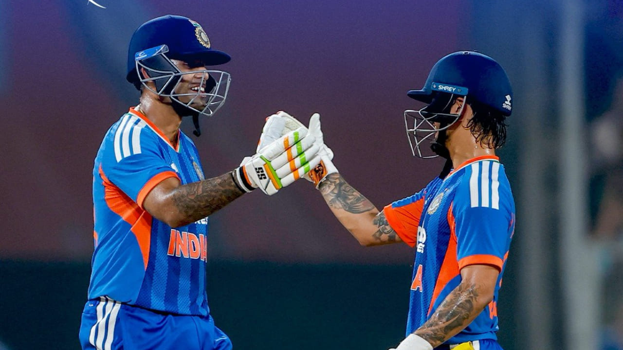 ಇತ್ತ ಸಂಜು ಸ್ಯಾಮ್ಸನ್ ಸ್ಥಾನದಲ್ಲಿ ಆಡುವ ಅವಕಾಶ ಪಡೆದುಕೊಂಡಿರುವ ಇಶಾನ್ ಕಿಶನ್ ಭರ್ಜರಿ ಫಾರ್ಮ್​ನಲ್ಲಿದ್ದಾರೆ. ನ್ಯೂಜಿಲೆಂಡ್ ವಿರುದ್ಧದ ಸರಣಿಯಲ್ಲಿ 1 ಶತಕ ಹಾಗೂ 1 ಅರ್ಧಶತಕ ಬಾರಿಸಿದ್ದ ಕಿಶನ್, ಇದೀಗ ದಕ್ಷಿಣ ಆಫ್ರಿಕಾ ವಿರುದ್ಧದ ಅಭ್ಯಾಸ ಪಂದ್ಯದಲ್ಲಿ 7 ಸಿಕ್ಸರ್‌ ಮತ್ತು 2 ಬೌಂಡರಿಗಳ ಸಹಾಯದಿಂದ ಕೇವಲ 20 ಎಸೆತಗಳಲ್ಲಿ 53 ರನ್​ ಬಾರಿಸಿದರು. ಹೀಗಾಗಿ ಕಿಶನ್​ಗೆ ಆರಂಭಿಕ ಸ್ಥಾನ ಸಿಗುವುದು ಖಚಿತವಾಗಿದೆ. 
