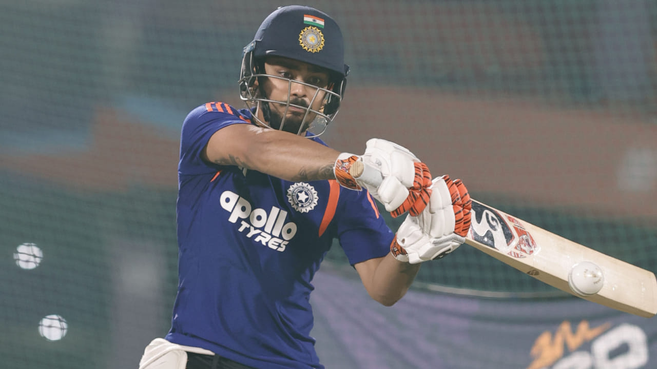 ಸತತ ಎರಡನೇ ಬಾರಿಗೆ ಟಿ20 ವಿಶ್ವಕಪ್ ಗೆಲ್ಲುವ ಗುರಿಯೊಂದಿಗೆ ವಿಶ್ವಕಪ್ ಅಖಾಡಕ್ಕಿಳಿದಿರುವ ಟೀಂ ಇಂಡಿಯಾಕ್ಕೆ ಒಂದರ ಹಿಂದೆ ಒಂದರಂತೆ ಸಂಕಷ್ಟಗಳು ಎದುರಾಗುತ್ತಲೇ ಇವೆ. ತಂಡದಲ್ಲಿ ಗಾಯದ ಸರಣಿ ಮುಂದುವರೆದಿದ್ದು, ಇದೀಗ ತಂಡದ ಮತ್ತೊಬ್ಬ ಆರಂಭಿಕ ಆಟಗಾರ ಇಶಾನ್ ಕಿಶನ್ ಅಭ್ಯಾಸ ಸಮಯದಲ್ಲಿ ಗಾಯಕ್ಕೆ ತುತ್ತಾಗಿದ್ದಾರೆ.