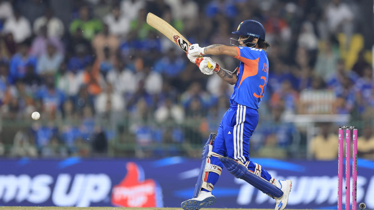 ಪಾಕಿಸ್ತಾನದ ವಿರುದ್ಧ ಟಿ20 ಮಾಡಿದ ವಸ್ತು ಟಾಸ್ ಸೋತು ಮೊದಲು ಬ್ಯಾಟಿಂಗ್ ಟೀಂ ಇಂಡಿಯಾ ಪರ ಆರಂಭಿಕ ಬ್ಯಾಟ್ಸ್‌ಮನ್ ಇಶಾನ್ ಕಿಶನ್ ಅದ್ಭುತ ಬ್ಯಾಟಿಂಗ್ ಪ್ರದರ್ಶಿಸಿದರು. ಕೇವಲ 27 ಕಾರ್ಯಾಚರಣೆಗಳಲ್ಲಿ ಅರ್ಧಶತಕ ಬಾರಿಸಿದ ಕಿಶನ್, ತಂಡವನ್ನು ಆರಂಭಿಕ ಕಾರ್ಯಾಚರಣೆಯಿಂದ ಹೊರತಂದರು. 