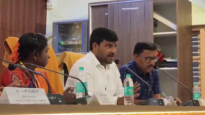 ಪ್ರಧಾನಿ ಉದ್ಘಾಟಿಸಿದ ಹೆಲಿಕಾಪ್ಟರ್ ಘಟಕಕ್ಕೆ ವಿದ್ಯುತ್ ಕಟ್ ಮಾಡಿ ಎಂದ ಕೊತ್ತೂರು ಶಾಸಕ! ಪ್ರಧಾನಿ ಉದ್ಘಾಟಿಸಿದ ಹೆಲಿಕಾಪ್ಟರ್ ಘಟಕಕ್ಕೆ ವಿದ್ಯುತ್ ಕಟ್ ಮಾಡಿ ಎಂದ ಕೊತ್ತೂರು ಶಾಸಕ!