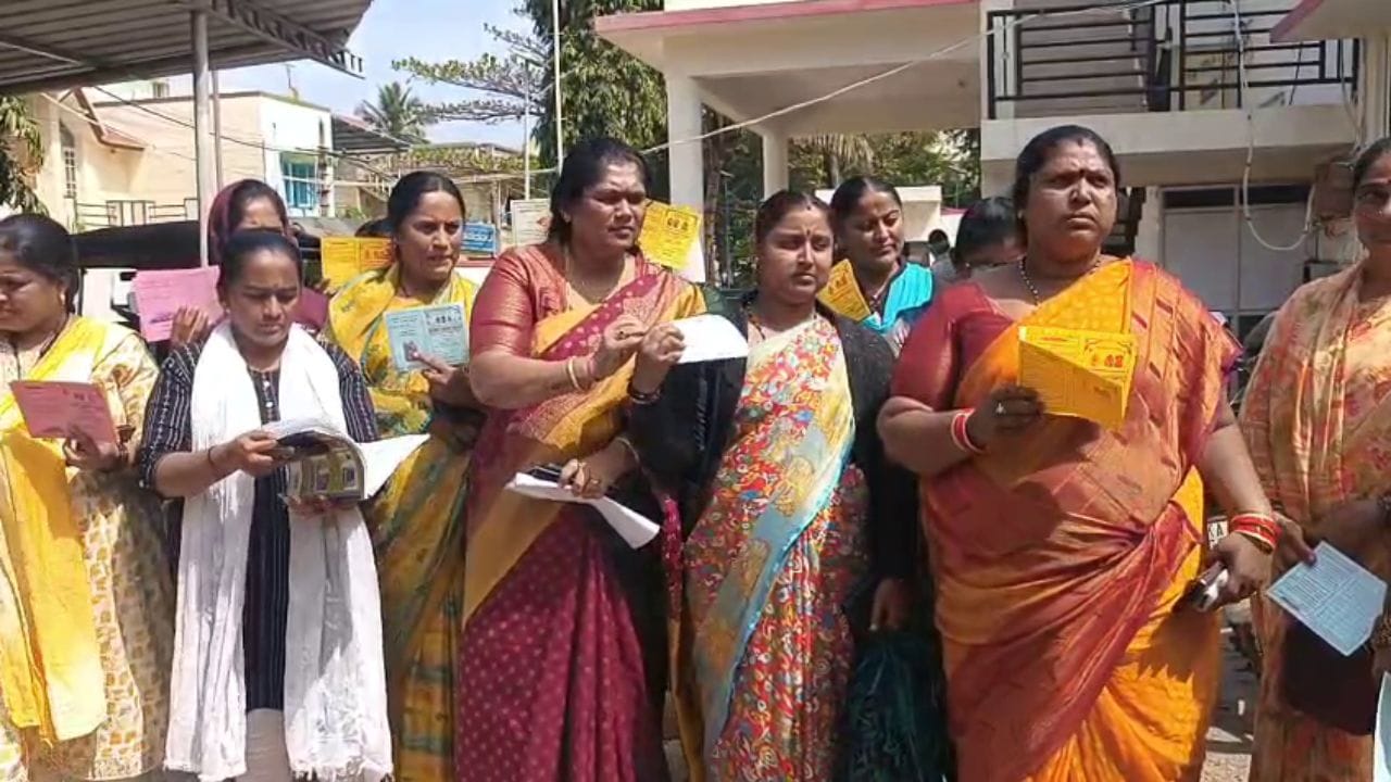 Kolar: ಚೀಟಿ ಹೆಸರಲ್ಲಿ 4 ಕೋಟಿ ಮಕ್ಮಲ್ ಟೋಪಿ; ಕಣ್ಣೀರು ಹಾಕಿದ ಸಂತ್ರಸ್ತರು Kolar: ಚೀಟಿ ಹೆಸರಲ್ಲಿ 4 ಕೋಟಿ ಮಕ್ಮಲ್ ಟೋಪಿ; ಕಣ್ಣೀರು ಹಾಕಿದ ಸಂತ್ರಸ್ತರು