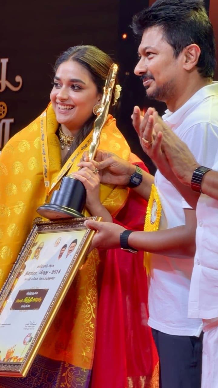 ರಾಜ್ಯ ಚಲನಚಿತ್ರ ಪ್ರಶಸ್ತಿ ಪಡೆದ ರಾಷ್ಟಪ್ರಶಸ್ತಿ ವಿಜೇತ ನಟಿ ಕೀರ್ತಿ ಸುರೇಶ್