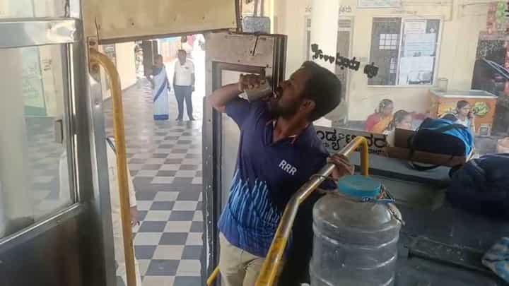 ಬಿಸಿಲ ಝಳಕ್ಕೆ ತತ್ತರಿಸಿದ ಪ್ರಯಾಣಿಕರಿಗೆ ಆಸರೆಯಾದ ಕೆಎಸ್ಆರ್ಟಿಸಿ ಬಸ್! ಬಿಸಿಲ ಝಳಕ್ಕೆ ತತ್ತರಿಸಿದ ಪ್ರಯಾಣಿಕರಿಗೆ ಆಸರೆಯಾದ ಕೆಎಸ್ಆರ್ಟಿಸಿ ಬಸ್!