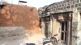 ಲಕ್ಕುಂಡಿ: ಮನೆಗಳ ನಡುವೆ ಹುದುಗಿ ಹೋದ ದೇವಸ್ಥಾನ; ಒಕ್ಕಲೆಬ್ಬಿಸುವ ಆತಂಕ