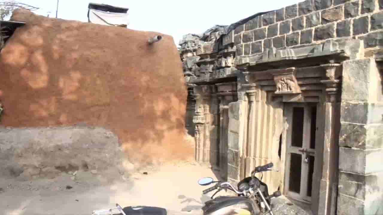 ಮನೆಗಳ ನಡುವೆ ಹುದುಗಿ ಹೋದ ಐತಿಹಾಸಿಕ ದೇವಸ್ಥಾನ: ಲಕ್ಕುಂಡಿ ಗ್ರಾಮದಲ್ಲಿ ಒಕ್ಕಲೆಬ್ಬಿಸುವ ಆತಂಕ