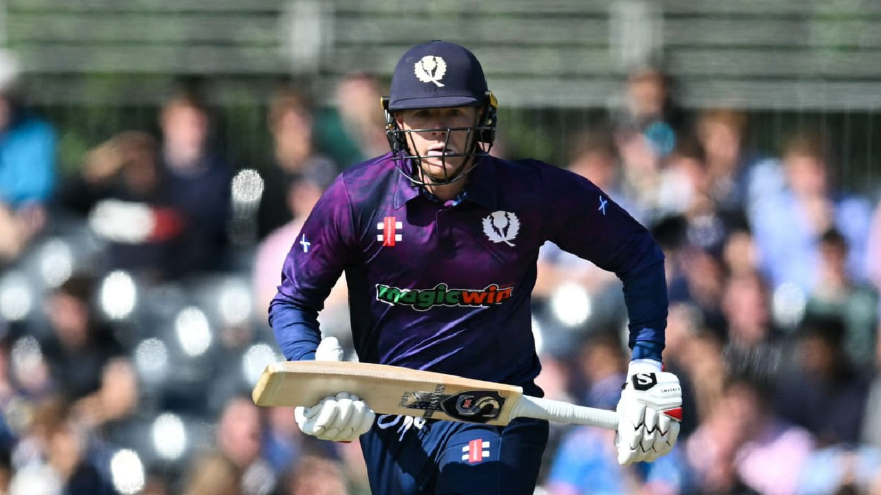 ಇದೀಗ 440ರ ಸ್ಟ್ರೈಕ್ ರೇಟ್​​ನಲ್ಲಿ ಬ್ಯಾಟ್ ಬೀಸಿ ಮೈಕೆಲ್ ಲೀಸ್ಕ್​ ಕೇವಲ 5 ಎಸೆತಗಳಲ್ಲಿ 22 ರನ್ ಚಚ್ಚಿದ್ದಾರೆ. ಈ ಮೂಲಕ ಟಿ20 ವಿಶ್ವಕಪ್​ ಇತಿಹಾಸದಲ್ಲೇ ಅತ್ಯುತ್ತಮ ಸ್ಟ್ರೈಕ್ ರೇಟ್​ನಲ್ಲಿ ಬ್ಯಾಟ್ ಬೀಸಿ 20ಕ್ಕಿಂತ ಅಧಿಕ ರನ್ ಕಲೆಹಾಕಿದ ಬ್ಯಾಟರ್ ಎನಿಸಿಕೊಂಡಿದ್ದಾರೆ.