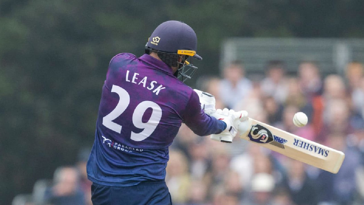 ಕೊಲ್ಕತ್ತಾದ ಈಡನ್ ಗಾರ್ಡನ್ಸ್ ಮೈದಾನದಲ್ಲಿ ನಡೆದ ಇಟಲಿ ವಿರುದ್ಧದ ಪಂದ್ಯದಲ್ಲಿ 6ನೇ ಕ್ರಮಾಂಕದಲ್ಲಿ ಕಣಕ್ಕಿಳಿದ ಮೈಕೆಲ್ ಲೀಸ್ಕ್​ 5 ಎಸೆತಗಳಲ್ಲಿ 2 ಭರ್ಜರಿ ಸಿಕ್ಸ್ ಹಾಗೂ 2 ಫೋರ್​​ಗಳೊಂದಿಗೆ 22 ರನ್ ಬಾರಿಸಿದ್ದರು. ಈ ಮೂಲಕ ಟಿ20 ವಿಶ್ವಕಪ್​​ನಲ್ಲಿ ಅತ್ಯುತ್ತಮ ಸ್ಟ್ರೈಕ್ ರೇಟ್​​ನಲ್ಲಿ ಕನಿಷ್ಠ 20+ ರನ್​ ಕಲೆಹಾಕಿದ ಬ್ಯಾಟರ್​​​ಗಳ ಪಟ್ಟಿಯಲ್ಲಿ ಲೀಸ್ಕ್​ ಅಗ್ರಸ್ಥಾನಕ್ಕೇರಿದ್ದಾರೆ.