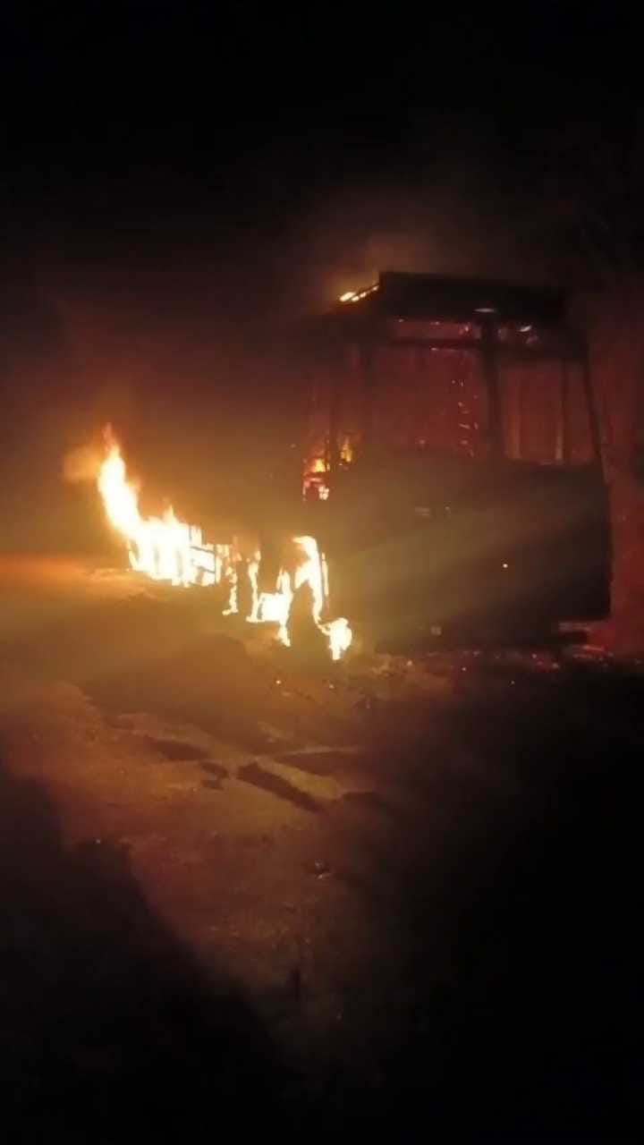 ವಿದ್ಯುತ್ ಶಾರ್ಟ್​ ಸರ್ಕ್ಯೂಟ್​ನಿಂದ ಧಗಧಗಿಸಿದ ಲಾರಿ!