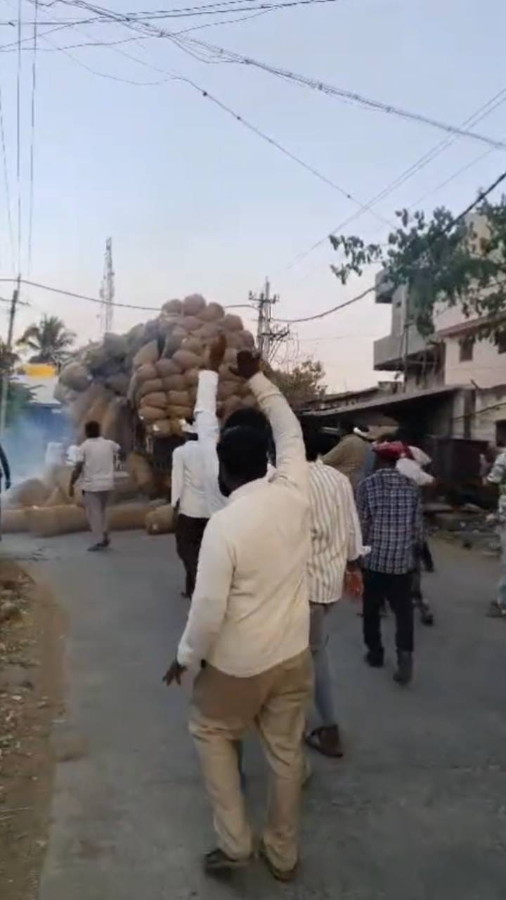 ಹೊತ್ತಿಉರಿದ ಮೆಣಸಿನಕಾಯಿ ತುಂಬಿದ್ದ ಲಾರಿ