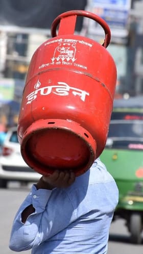 LPG ಸಿಲಿಂಡರ್ ಗ್ರಾಹಕರಿಗೆ ಶಾಕ್;ಕೇಂದ್ರ ಬಜೆಟ್ ಬೆನ್ನಲ್ಲೇ ಬೆಲೆ ಏರಿಕೆ