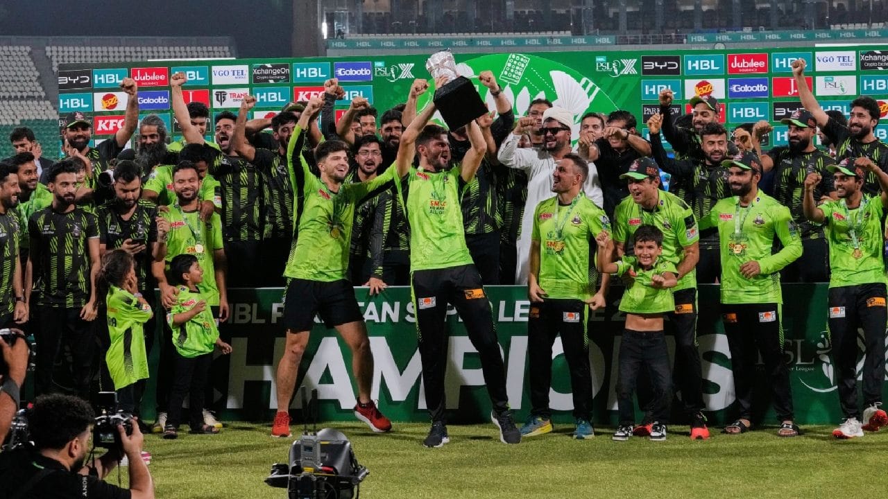 2024 ರಲ್ಲಿ ನಡೆದ ಪಾಕಿಸ್ತಾನ್ ಸೂಪರ್ ಲೀಗ್ ಫೈನಲ್ ಪಂದ್ಯದಲ್ಲಿ ಕ್ವೆಟ್ಟಾ ಗ್ಲಾಡಿಯೇಟರ್ಸ್ ವಿರುದ್ಧ ಲಾಹೋರ್ ಖಲಂದರ್ಸ್ ತಂಡವು 19.5 ಓವರ್​ಗಳಲ್ಲಿ 204 ರನ್​ಗಳನ್ನು ಬೆನ್ನತ್ತಿ ಚಾಂಪಿಯನ್ ಪಟ್ಟಕ್ಕೇರಿದಿದ್ದರು.