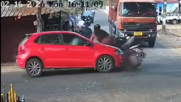 ಸಿಸಿಟಿವಿಯಲ್ಲಿ ಸೆರೆಯಾಯಿತು ಎದೆ ಝಲ್ ಎನಿಸೋ ದೃಶ್ಯ: ಸ್ಕೂಟರ್ನಲ್ಲಿ ಬಂದ ಮಹಿಳೆಗೆ ಡಿಕ್ಕಿ ಹೊಡೆದ ಕಾರು ಸಿಸಿಟಿವಿಯಲ್ಲಿ ಸೆರೆಯಾಯಿತು ಎದೆ ಝಲ್ ಎನಿಸೋ ದೃಶ್ಯ: ಸ್ಕೂಟರ್ನಲ್ಲಿ ಬಂದ ಮಹಿಳೆಗೆ ಡಿಕ್ಕಿ ಹೊಡೆದ ಕಾರು