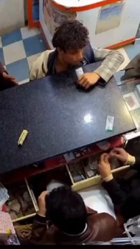 ಮೊಬೈಲ್​ ಬ್ಯಾಟರಿ ಕಚ್ಚಿದ ಯುವಕನ ಬಾಯಿಯೊಳಗೆ ಸ್ಫೋಟ!