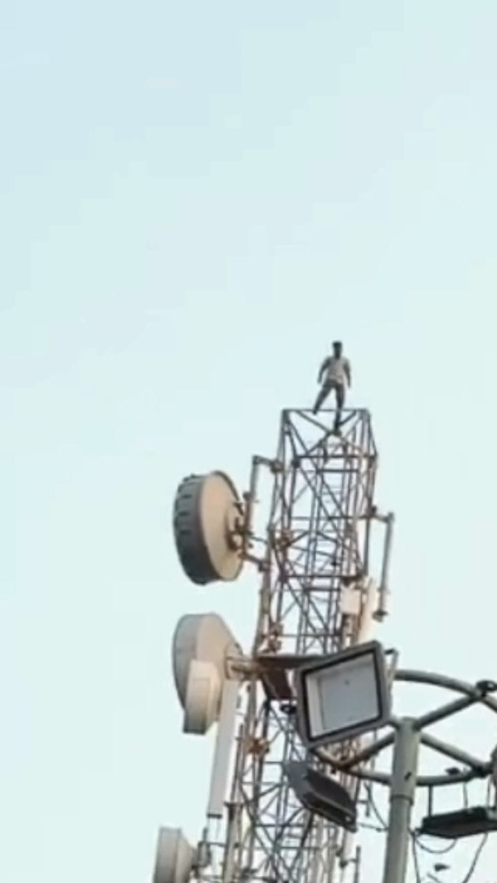 ಕುಡಿದ ಮತ್ತಲ್ಲಿ ಮೊಬೈಲ್ ಟವರ್​​ ಏರಿ ವ್ಯಕ್ತಿಯ ಹುಚ್ಚಾಟ