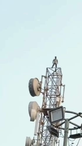 ಕುಡಿದ ಮತ್ತಲ್ಲಿ ಮೊಬೈಲ್ ಟವರ್​​ ಏರಿ ವ್ಯಕ್ತಿಯ ಹುಚ್ಚಾಟ