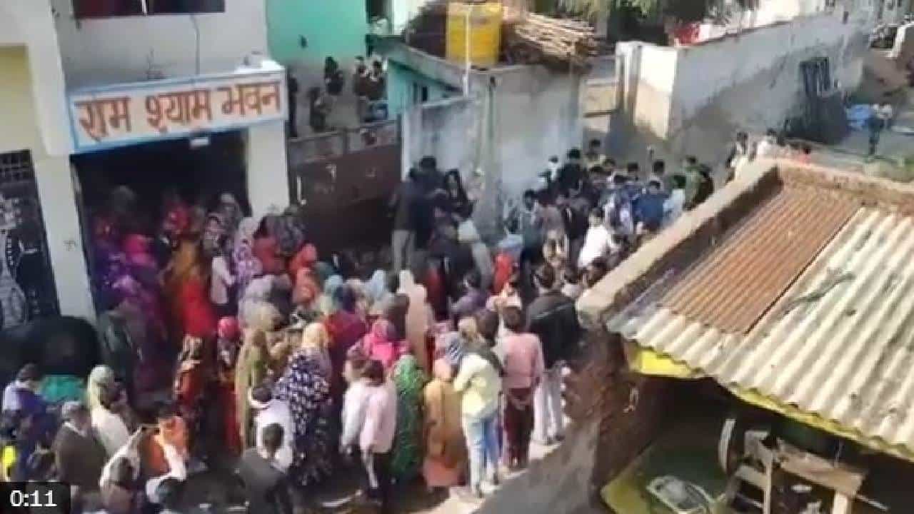 ಮಥುರಾದಲ್ಲಿ ಒಂದೇ ಕುಟುಂಬದ ಐವರು ಸಾಮೂಹಿಕ ಆತ್ಮಹತ್ಯೆ ಮಥುರಾದಲ್ಲಿ ಒಂದೇ ಕುಟುಂಬದ ಐವರು ಸಾಮೂಹಿಕ ಆತ್ಮಹತ್ಯೆ