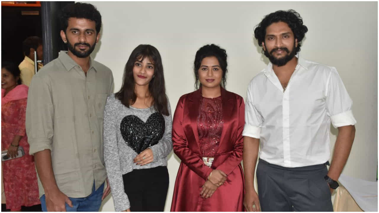 ಎರಡು ಕಾಲಘಟ್ಟದ ಲವ್ ಸ್ಟೋರಿ ಹೇಳುವ ‘ಮತ್ತೆ ಮಳೆ ಹೊಯ್ಯುತ್ತಿದೆ’ ಸಿನಿಮಾ ಎರಡು ಕಾಲಘಟ್ಟದ ಲವ್ ಸ್ಟೋರಿ ಹೇಳುವ ‘ಮತ್ತೆ ಮಳೆ ಹೊಯ್ಯುತ್ತಿದೆ’ ಸಿನಿಮಾ
