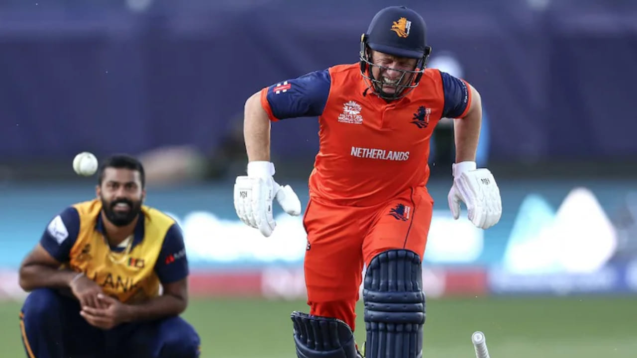 ತಮ್ಮ ವೃತ್ತಿಜೀವನದಲ್ಲಿ ನೆದರ್ಲ್ಯಾಂಡ್ಸ್ ಹಾಗೂ ದಕ್ಷಿಣ ಆಫ್ರಿಕಾ ಸೇರಿದಂತೆ ಎರಡು ರಾಷ್ಟ್ರೀಯ ತಂಡಗಳ ಪರ ಕ್ರಿಕೆಟ್ ಆಡಿದ್ದ ಆರ್.ಇ. ವ್ಯಾನ್ ಡೆರ್ ಮೆರ್ವೆ ಕೂಡ 4 ಬಾರಿ ಶೂನ್ಯಕ್ಕೆ ಔಟಾಗಿದ್ದಾರೆ. ಎರಡೂ ದೇಶಗಳನ್ನು ಪ್ರತಿನಿಧಿಸಿದ್ದ ವ್ಯಾನ್ ಡೆರ್ ಮೆರ್ವೆ, 2009 ರಿಂದ 2022 ರವರೆಗೆ ನಡೆದ ಟಿ20 ವಿಶ್ವಕಪ್‌ಗಳಲ್ಲಿ 21 ಪಂದ್ಯಗಳನ್ನು ಆಡಿದ್ದು, 4 ಬಾರಿ ಡಕ್ ಔಟ್ ಆಗುವ ಮೂಲಕ ಈ ಪಟ್ಟಿಯಲ್ಲಿ ಸ್ಥಾನ ಪಡೆದಿದ್ದಾರೆ.