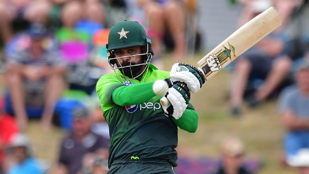 ಟಿ20 ವಿಶ್ವಕಪ್​ನಲ್ಲಿ 27 ಇನಿಂಗ್ಸ್ ಆಡಿರುವ ಮೊಹಮ್ಮದ್ ಹಫೀಝ್ 457 ಎಸೆತಗಳಲ್ಲಿ ಕಲೆಹಾಕಿರುವ ಒಟ್ಟು ರನ್ 511  ಮಾತ್ರ. ಅಂದರೆ 111.8ರ ಸ್ಟ್ರೈಕ್ ರೇಟ್​ನಲ್ಲಿ ರನ್​ ಗಳಿಸಿದ್ದಾರೆ. ಈ ಮೂಲಕ ಟಿ20 ವಿಶ್ವಕಪ್ ಇತಿಹಾಸದಲ್ಲೇ ಅತ್ಯಂತ ಕಡಿಮೆ ಸ್ಟ್ರೈಕ್ ರೇಟ್ ಹೊಂದಿರುವ ಬ್ಯಾಟರ್ ಎನಿಸಿಕೊಂಡಿದ್ದರು.