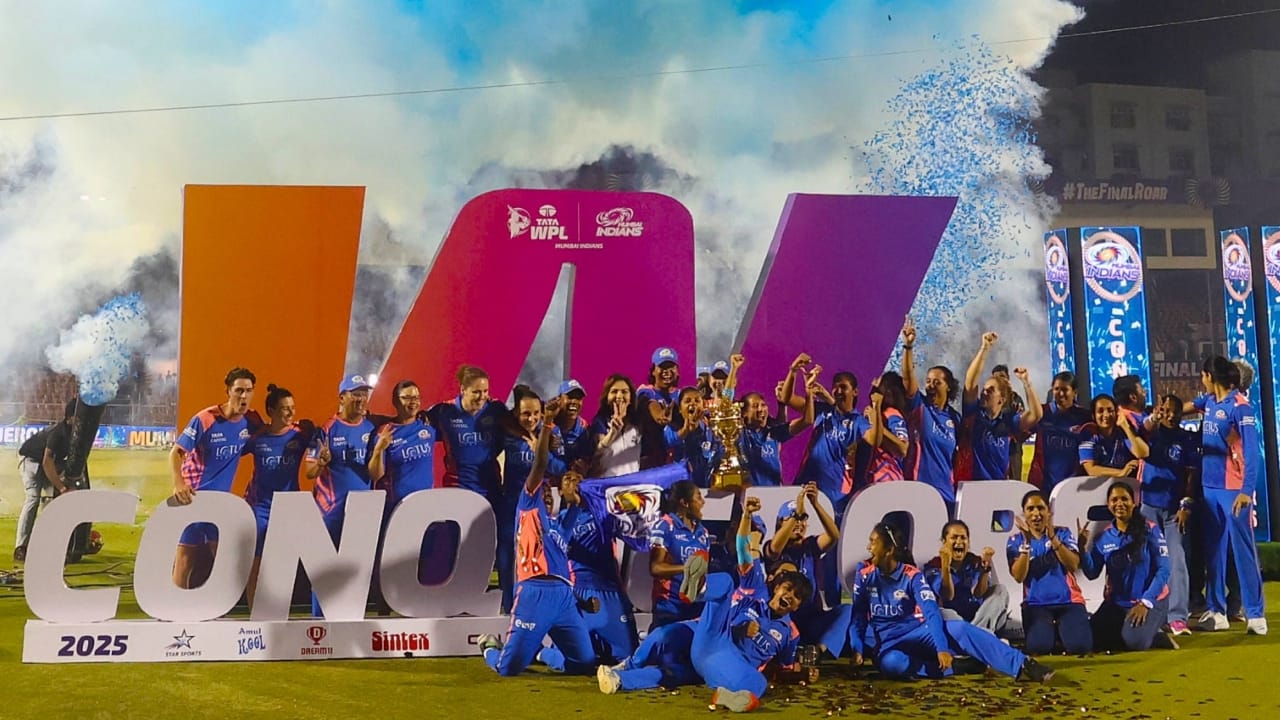 ಕಳೆದ ಆವೃತ್ತಿಯಲ್ಲಿ ಅಂದರೆ 2025 ರ ಮಹಿಳಾ ಪ್ರೀಮಿಯರ್ ಲೀಗ್​ನಲ್ಲೂ ಡೆಲ್ಲಿ ಕ್ಯಾಪಿಟಲ್ಸ್ ಲೀಗ್ ಹಂತದಲ್ಲಿ ನೀಡಿದ ಸೂಪರ್ ಪ್ರದರ್ಶನದಿಂದಾಗಿ ನೇರವಾಗಿ ಫೈನಲ್​ ಪ್ರವೇಶಿಸಿತ್ತು. ಇತ್ತ ಎಲಿಮಿನೇಟರ್​ನಲ್ಲಿ ಗುಜರಾತ್ ಜೈಂಟ್ಸ್​ ತಂಡವನ್ನು ಮಣಿಸಿದ್ದ ಮುಂಬೈ ಇಂಡಿಯನ್ಸ್ ತಂಡ ಎರಡನೇ ಬಾರಿಗೆ ಫೈನಲ್​ಗೇರಿತ್ತು. ಫೈನಲ್ ಪಂದ್ಯದಲ್ಲಿ ಮತ್ತೆ ಡೆಲ್ಲಿ ತಂಡವನ್ನು ಸೋಲಿಸಿದ್ದ ಮುಂಬೈ ಎರಡನೇ ಬಾರಿಗೆ ಟ್ರೋಫಿ ಎತ್ತಿಹಿಡಿದಿತ್ತು.