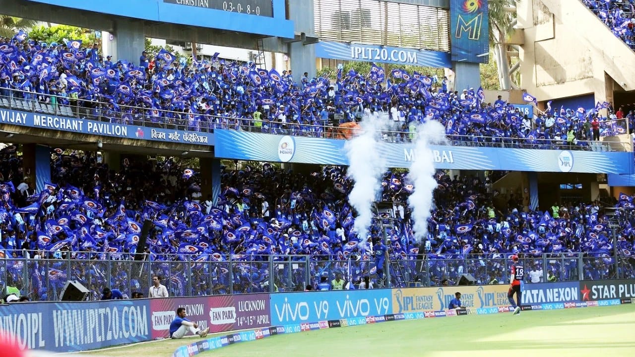 ಆದರೆ ಡಿವೈ ಪಾಟೀಲ್ ಸ್ಟೇಡಿಯಂ ಮುಂಬೈ ಇಂಡಿಯನ್ಸ್‌ನ ಕಾರ್ಯಕ್ಷೇತ್ರಕ್ಕೆ ಹತ್ತಿರವಿರುವುದರಿಂದ, ಆರ್‌ಸಿಬಿ ಇಲ್ಲಿ ಪಂದ್ಯಗಳನ್ನು ಆಯೋಜಿಸಲು MI ತಂಡದ 'ನಿರಾಕ್ಷೇಪಣಾ ಪತ್ರ' (NOC) ಅಗತ್ಯವಿತ್ತು. ಮುಂಬೈ ಇಂಡಿಯನ್ಸ್ ಆಡಳಿತ ಮಂಡಳಿಯು ತನ್ನ ತವರು ಪ್ರದೇಶದ ಘನತೆಯನ್ನು ಕಾಪಾಡುವ ಉದ್ದೇಶದಿಂದ ಈ ಅನುಮತಿಯನ್ನು ನಿರಾಕರಿಸಿದೆ.