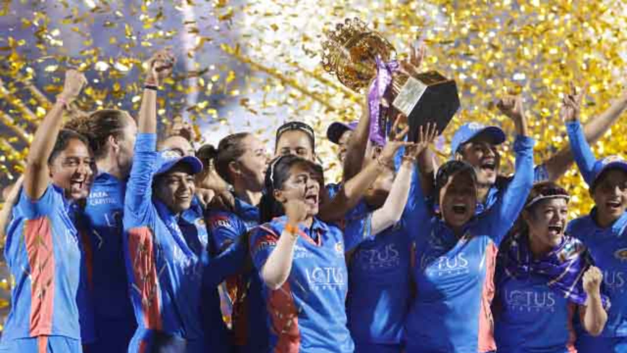 2023 ರಲ್ಲಿ ನಡೆದಿದ್ದ ಮಹಿಳಾ ಪ್ರೀಮಿಯರ್ ಲೀಗ್ ಮೊದಲ ಆವೃತ್ತಿಯಲ್ಲಿ ಡೆಲ್ಲಿ ಕ್ಯಾಪಿಟಲ್ಸ್ ಹಾಗೂ ಮುಂಬೈ ಇಂಡಿಯನ್ಸ್ ಮುಖಾಮುಖಿಯಾಗಿದ್ದವು. ಇದರಲ್ಲಿ ಡೆಲ್ಲಿ ನೇರವಾಗಿ ಫೈನಲ್​ ಪ್ರವೇಶಿಸಿದ್ದರೆ, ಮುಂಬೈ ತಂಡ ಎಲಿಮಿನೇಟರ್​ನಲ್ಲಿ ಯುಪಿ ವಾರಿಯರ್ಸ್​ ತಂಡವನ್ನು ಮಣಿಸಿ ಫೈನಲ್​ಗೇರಿತ್ತು. ಈ ಫೈನಲ್‌ನಲ್ಲಿ ಮುಂಬೈ ಜಯಭೇರಿ ಬಾರಿಸಿತ್ತು.