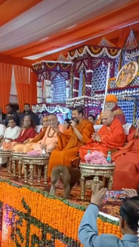 ಸ್ವಾಮೀಜಿ ಪ್ರವಚನದ ವೇಳೆ ವೇದಿಕೆಯ ಮೇಲೆ ಕೋತಿ ಪ್ರತ್ಯಕ್ಷ; ವಿಡಿಯೋ ವೈರಲ್