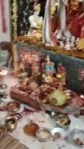 ರಾಮ ನಾಮ ಜಪ ಮಾಡುವಾಗ ದೇವರ ಕೋಣೆಯೊಳಗೆ ಬಂದ ಕೋತಿ!