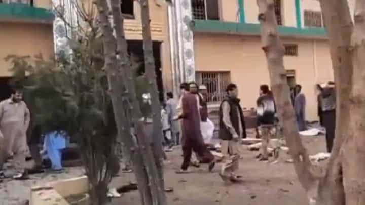 Pakistan Mosque Blast: ಪಾಕಿಸ್ತಾನದ ಮಸೀದಿಯಲ್ಲಿ ಬಾಂಬ್ ಸ್ಫೋಟ, 10ಕ್ಕೂ ಅಧಿಕ ಮಂದಿ ಮೃತಪಟ್ಟಿರುವ ಶಂಕೆ Pakistan Mosque Blast: ಪಾಕಿಸ್ತಾನದ ಮಸೀದಿಯಲ್ಲಿ ಬಾಂಬ್ ಸ್ಫೋಟ, 10ಕ್ಕೂ ಅಧಿಕ ಮಂದಿ ಮೃತಪಟ್ಟಿರುವ ಶಂಕೆ