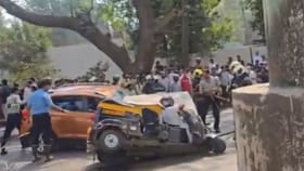 ಚಲಿಸುತ್ತಿದ್ದ ವಾಹನಗಳ ಮೇಲೆ ಬಿದ್ದ ಕಾಂಕ್ರೀಟ್ ಸ್ಲ್ಯಾಬ್