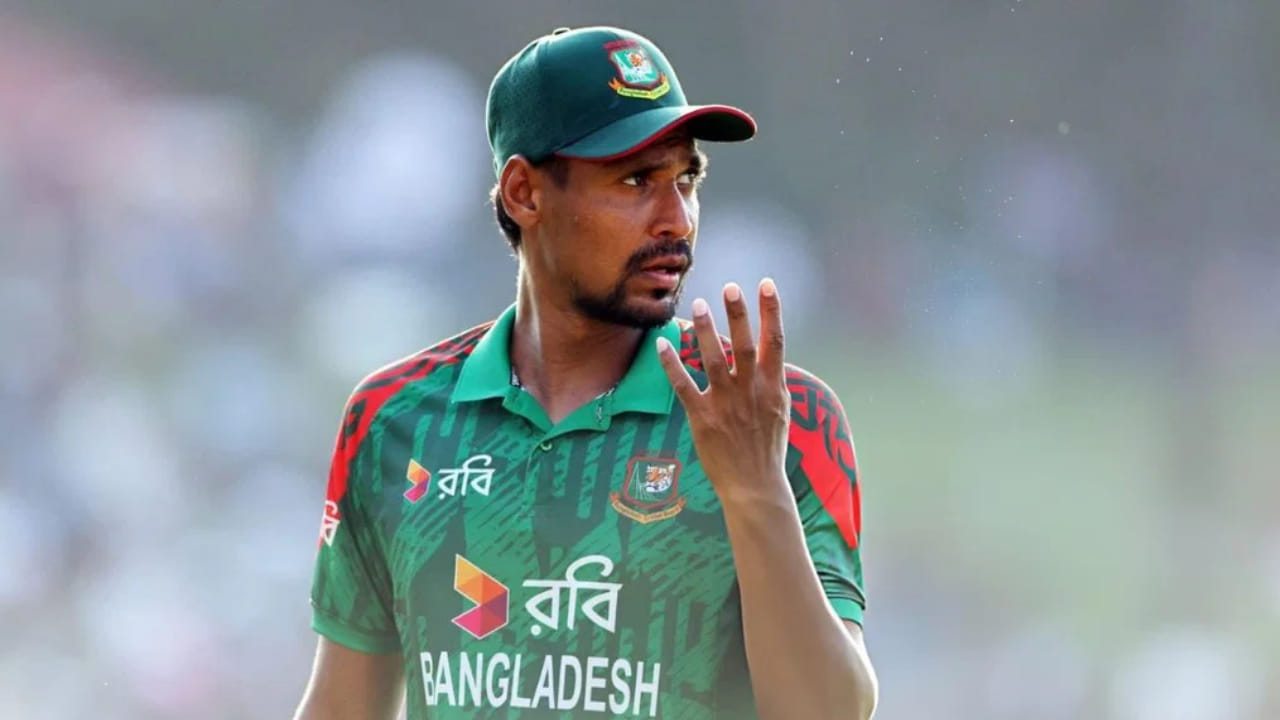 ವಿಶ್ವ ಕ್ರಿಕೆಟ್​ನಲ್ಲಿ ಇಷ್ಟೆಲ್ಲ ಸಂಚಲನಕ್ಕೆ ಕಾರಣರಾಗಿದ್ದ ಮುಸ್ತಾಫಿಜುರ್ ರೆಹಮಾನ್ ಇದೀಗ ಪಾಕಿಸ್ತಾನ ಸೂಪರ್ ಲೀಗ್​ನಲ್ಲಿ ಭರ್ಜರಿ ಮೊತ್ತಕ್ಕೆ ಖರೀದಿಯಾಗಿದ್ದಾರೆ. ಲಾಹೋರ್ ಖಲಂದರ್ಸ್ ತಂಡವು ಮುಸ್ತಾಫಿಜುರ್ ರೆಹಮಾನ್ ಅವರನ್ನು 6.4 ಕೋಟಿ ಪಾಕಿಸ್ತಾನಿ ರೂಪಾಯಿಗೆ ಖರೀದಿಸಿದೆ. ಅಂದರೆ ಭಾರತೀಯ ರೂಪಾಯಿ ಲೆಕ್ಕದ ಸುಮಾರು 2 ಕೋಟಿ ರೂ. ಗಳಿಗೆ ಮುಸ್ತಾಫಿಜುರ್ ಮಾರಾಟವಾಗಿದ್ದಾರೆ.
