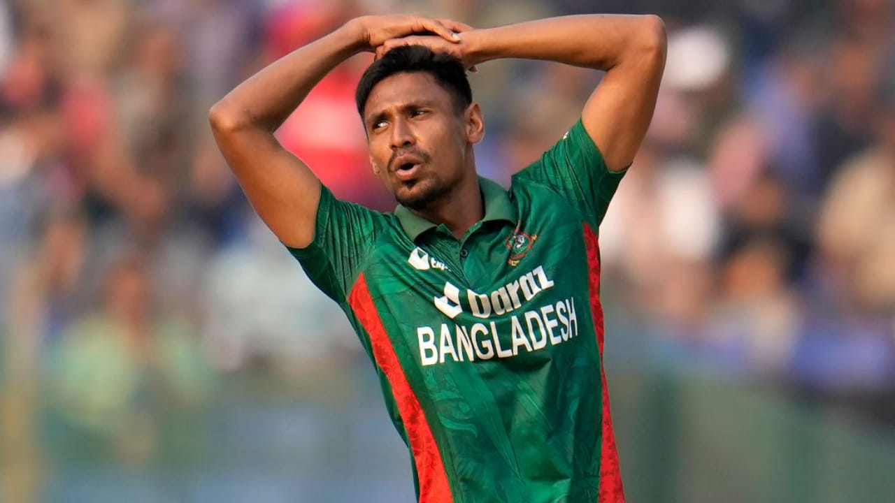 ಐಪಿಎಲ್ ಮಿನಿ ಹರಾಜಿನಲ್ಲಿ ಬರೋಬ್ಬರಿ 9.20 ಕೋಟಿ ರೂಗಳಿಗೆ ಕೊಲ್ಕತ್ತಾ ನೈಟ್ ರೈಡರ್ಸ್​ ತಂಡಕ್ಕೆ ಮಾರಾಟವಾಗಿದ್ದ ಬಾಂಗ್ಲಾದೇಶ ವೇಗಿ ಮುಸ್ತಾಫಿಜುರ್ ರೆಹಮಾನ್ ಐಪಿಎಲ್ ಇತಿಹಾಸದಲ್ಲಿ ಅತ್ಯಂತ ದುಬಾರಿ ಬೆಲೆ ಪಡೆದ ಬಾಂಗ್ಲಾದೇಶದ ಆಟಗಾರ ಎಂಬ ದಾಖಲೆ ನಿರ್ಮಿಸಿದ್ದರು. ಆದರೆ ಐಪಿಎಲ್ ಆರಂಭಕ್ಕೂ ಮುನ್ನವೇ ಅವರನ್ನು ಈ ಟೂರ್ನಿಯಿಂದ ಹೊರಹಾಕಲಾಯಿತು.