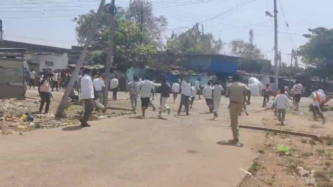 ಕಲ್ಲು ತೂರಾಟ ಕೇಸ್: ಇಬ್ಬರು ಹಿಂದೂ ಕಾರ್ಯಕರ್ತರ ಬಂಧನ; ಮುತಾಲಿಕ್, ಕೆರೆಹಳ್ಳಿಗೆ ನಿರ್ಬಂಧ ಕಲ್ಲು ತೂರಾಟ ಕೇಸ್: ಇಬ್ಬರು ಹಿಂದೂ ಕಾರ್ಯಕರ್ತರ ಬಂಧನ; ಮುತಾಲಿಕ್, ಕೆರೆಹಳ್ಳಿಗೆ ನಿರ್ಬಂಧ