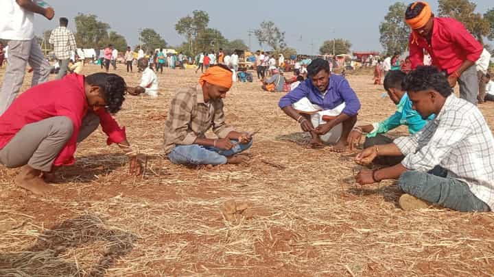 ಮೈಲಾರ ಜಾತ್ರೆಯಲ್ಲಿ ಬ್ಯಾಚುಲರ್ಸ್ ಬೇಡಿಕೊಂಡಿದ್ದೇನು ಗೊತ್ತಾ? ಕಲ್ಲಿನಲ್ಲಿ ಮಂಟಪ ಕಟ್ಟಿದ ಯುವಕರು ಮೈಲಾರ ಜಾತ್ರೆಯಲ್ಲಿ ಬ್ಯಾಚುಲರ್ಸ್ ಬೇಡಿಕೊಂಡಿದ್ದೇನು ಗೊತ್ತಾ? ಕಲ್ಲಿನಲ್ಲಿ ಮಂಟಪ ಕಟ್ಟಿದ ಯುವಕರು