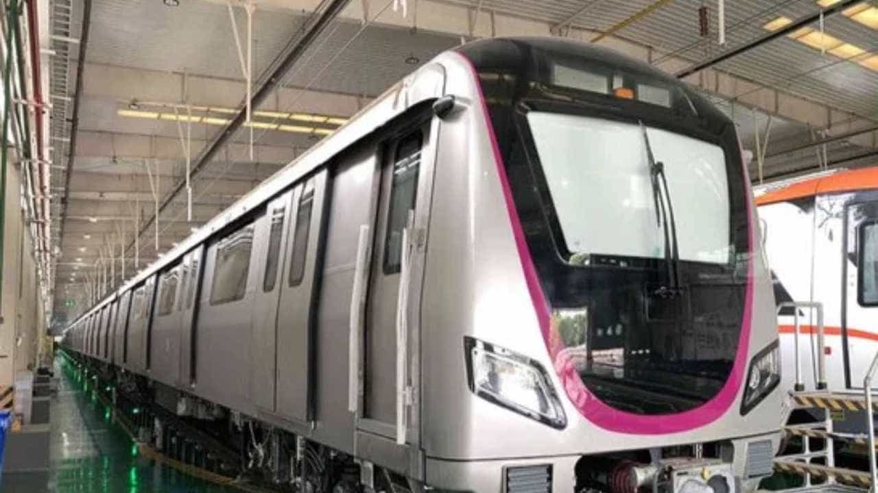Namma Metro: ಮೆಟ್ರೋ ಪ್ರಯಾಣಿಕರಿಗೆ ಗುಡ್ ನ್ಯೂಸ್; ಪಿಂಕ್ ಲೈನ್ ಮೆಟ್ರೋಗೆ ಬಂತು ಇನ್ನೊಂದು ರೈಲು Namma Metro: ಮೆಟ್ರೋ ಪ್ರಯಾಣಿಕರಿಗೆ ಗುಡ್ ನ್ಯೂಸ್; ಪಿಂಕ್ ಲೈನ್ ಮೆಟ್ರೋಗೆ ಬಂತು ಇನ್ನೊಂದು ರೈಲು