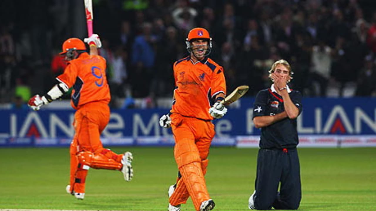 2009 ರ ಟಿ20 ವಿಶ್ವಕಪ್​ನಲ್ಲೂ ನೆದರ್ಲ್ಯಾಂಡ್ಸ್ ಇದೇ ರೀತಿಯ ಸಾಧನೆ ಮಾಡಿತು. ಗುಂಪು ಹಂತದಲ್ಲಿ ಇಂಗ್ಲೆಂಡ್  ಲೆಕ್ಕಾಚಾರವನ್ನು ಬುಡಮೇಲು ಮಾಡಿತ್ತು. ಪಂದ್ಯದಲ್ಲಿ ಮೊದಲು ಬ್ಯಾಟಿಂಗ್ ಮಾಡಿದ ಇಂಗ್ಲೆಂಡ್ 20 ಓವರ್ ಗಳಲ್ಲಿ 5 ವಿಕೆಟ್ ನಷ್ಟಕ್ಕೆ 167 ರನ್ ಗಳಿಸಿತು. ಈ ಗುರಿ ಬೆನ್ನಟ್ಟಿದ ನೆದರ್ಲ್ಯಾಂಡ್ಸ್ ಕೊನೆಯ ಎಸೆತದಲ್ಲಿ ಗೆಲುವಿನ ಪತಾಕೆ ಹಾರಿಸಿತು. ಇಂಗ್ಲೆಂಡ್ 4 ವಿಕೆಟ್​ಗಳಿಂದ ಸೋತಿತು.