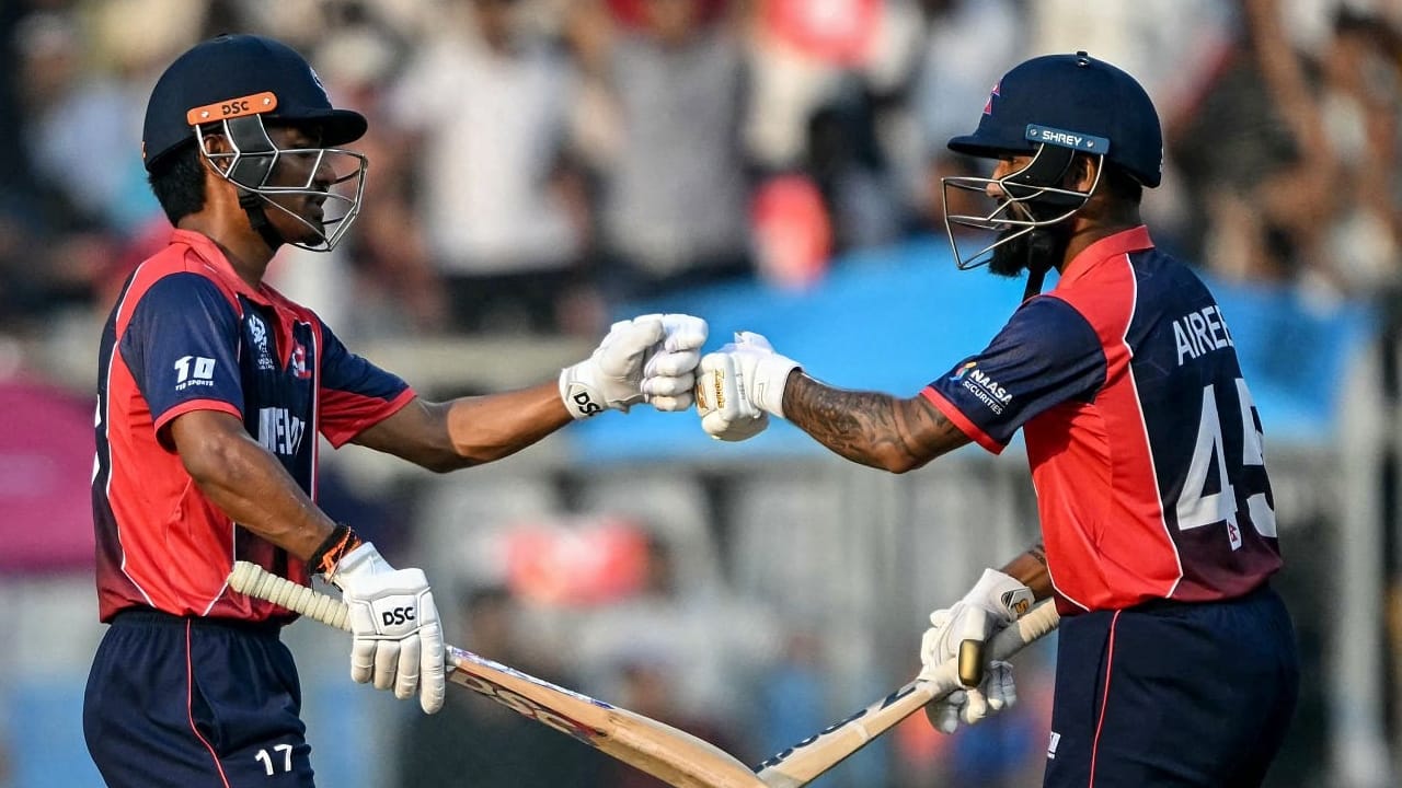 ಈ ಗುರಿಯನ್ನು ಬೆನ್ನತ್ತಿದ ನೇಪಾಳ ತಂಡವು ಕೆಚ್ಚೆದೆಯ ಬ್ಯಾಟಿಂಗ್ ಪ್ರದರ್ಶಿಸಿದ್ದರು. ಈ ಮೂಲಕ 19 ಓವರ್​​​ಗಳಲ್ಲಿ 175 ರನ್ ಕಲೆಹಾಕಿದ್ದರು. ಅದರಂತೆ ಅಂತಿಮ ಓವರ್​​ನಲ್ಲಿ 10 ರನ್​​ಗಳ ಅವಶ್ಯಕತೆಯಿತ್ತು. ಈ ವೇಳೆ ಕರಾರುವಾಕ್ ದಾಳಿ ಸಂಘಟಿಸಿದ ಸ್ಯಾಮ್ ಕರನ್ ಕೇವಲ 5 ರನ್ ಮಾತ್ರ ನೀಡುವ ಮೂಲಕ ಇಂಗ್ಲೆಂಡ್ ತಂಡಕ್ಕೆ 4 ರನ್​​ಗಳ ರೋಚಕ ಜಯ ತಂದು ಕೊಟ್ಟರು.