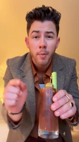 ಪತ್ನಿ ಪ್ರಿಯಾಂಕಾ ಚೋಪ್ರಾಗಾಗಿ ಡ್ರಿಂಕ್ಸ್ ಮಾಡಿಕೊಟ್ಟ ನಿಕ್ ಜೋನಸ್: ವಿಡಿಯೋ