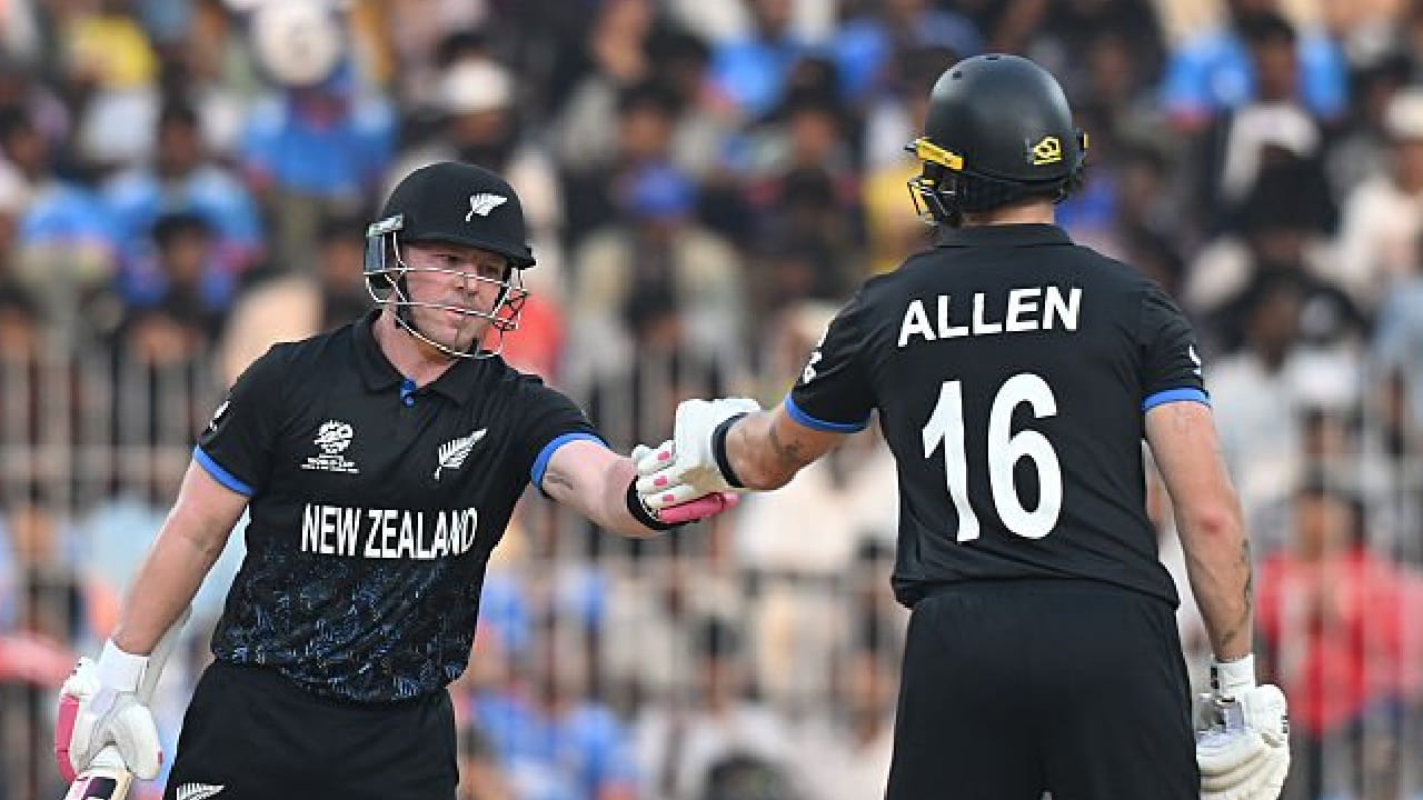 ಈ ಬೃಹತ್‌ ಗುರಿ ಬೆನ್ನತ್ತಿದ ನ್ಯೂಝಿಲೆಂಡ್ ತಂಡಕ್ಕೆ ಆರಂಭಿಕರಾದ ಫಿನ್ ಅಲೆನ್ ಹಾಗೂ ಟಿಮ್ ಸೈಫರ್ಟ್ ಸ್ಫೋಟಕ ಆರಂಭ ಒದಗಿಸಿದ್ದರು. ಪರಿಣಾಮ ಪವರ್ ಪ್ಲೇನಲ್ಲೇ ಕಿವೀಸ್ ಪಡೆ ಬರೋಬ್ಬರಿ 78 ರನ್ ಕಲೆಹಾಕಿತು. ಈ ಮೂಲಕ ಕಠಿಣ ಗುರಿ ಬೆನ್ನತ್ತಲು ಭದ್ರ ಬುನಾದಿ ಹಾಕಿಕೊಂಡಿದ್ದರು.