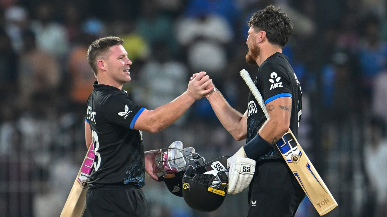 ಇದೀಗ ಯುಎಇ ವಿರುದ್ಧ ವಿಕೆಟ್ ನಷ್ಟವಿಲ್ಲದೆ ಬರೋಬ್ಬರಿ 175 ರನ್ ಬಾರಿಸಿ ನ್ಯೂಝಿಲೆಂಡ್ ತಂಡ ಹೊಸ ಇತಿಹಾಸ ನಿರ್ಮಿಸಿದ್ದಾರೆ. ವಿಶೇಷ ಎಂದರೆ ಇದು ಟಿ20 ವಿಶ್ವಕಪ್‌ನಲ್ಲಿ ಯಾವುದೇ ವಿಕೆಟ್‌ಗೆ ಮೂಡಿಬಂದ ಅತ್ಯುತ್ತಮ ಜೊತೆಯಾಟ ಕೂಡ ಆಗಿದೆ. ಈ ಮೂಲಕ ಫಿನ್ ಅಲೆನ್ ಹಾಗೂ ಟಿಮ್ ಸೈಫರ್ಟ್ ಟಿ20 ವಿಶ್ವಕಪ್‌ನಲ್ಲಿ ಅತ್ಯುತ್ತಮ ಜೊತಯಾಟವಾಡಿದ ವಿಶ್ವ ದಾಖಲೆಯನ್ನು ಸಹ ನಿರ್ಮಿಸಿದ್ದಾರೆ.