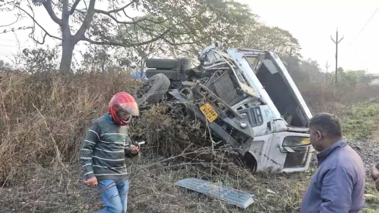 ಪೊಲೀಸ್​ ವ್ಯಾನ್​​ಗೆ​​ ಟ್ರಕ್​​ ಡಿಕ್ಕಿ: ಐವರು ಸ್ಥಳದಲ್ಲೇ ಸಾವು, ಮೂವರು ಗಂಭೀರ