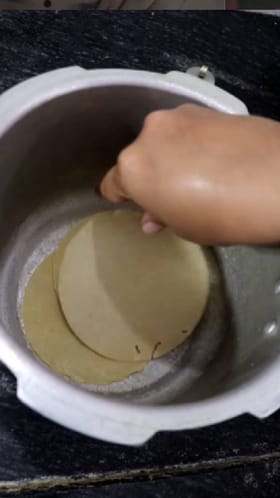 ಹಪ್ಪಳ ಕರಿಯಲು ಬಾಣಲೆ ಬೇಕಿಲ್ಲ, ಕುಕ್ಕರ್ ಇದ್ರೆ ಸಾಕು; ವಿಡಿಯೋ ವೈರಲ್​​