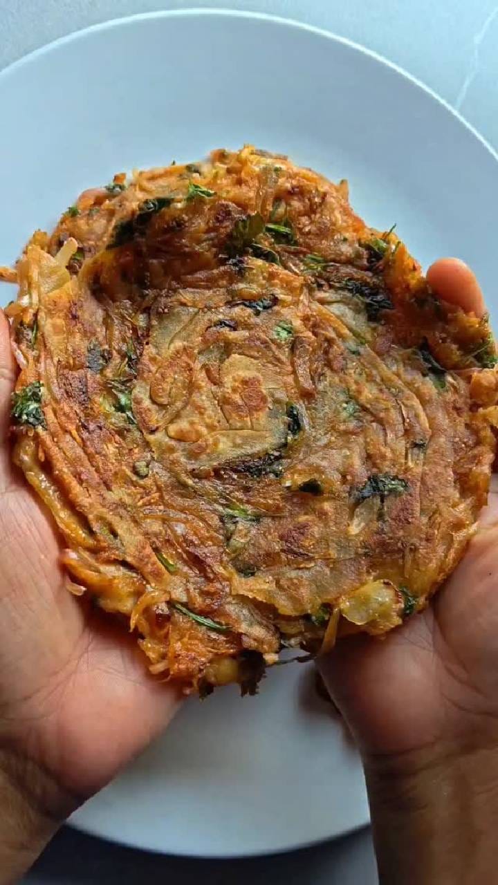 ಉಳಿದಿರುವ ಚಪಾತಿ ಹಿಟ್ಟಿನಿಂದ ಮಾಡಿ ಈರುಳ್ಳಿ ಪರೋಟ