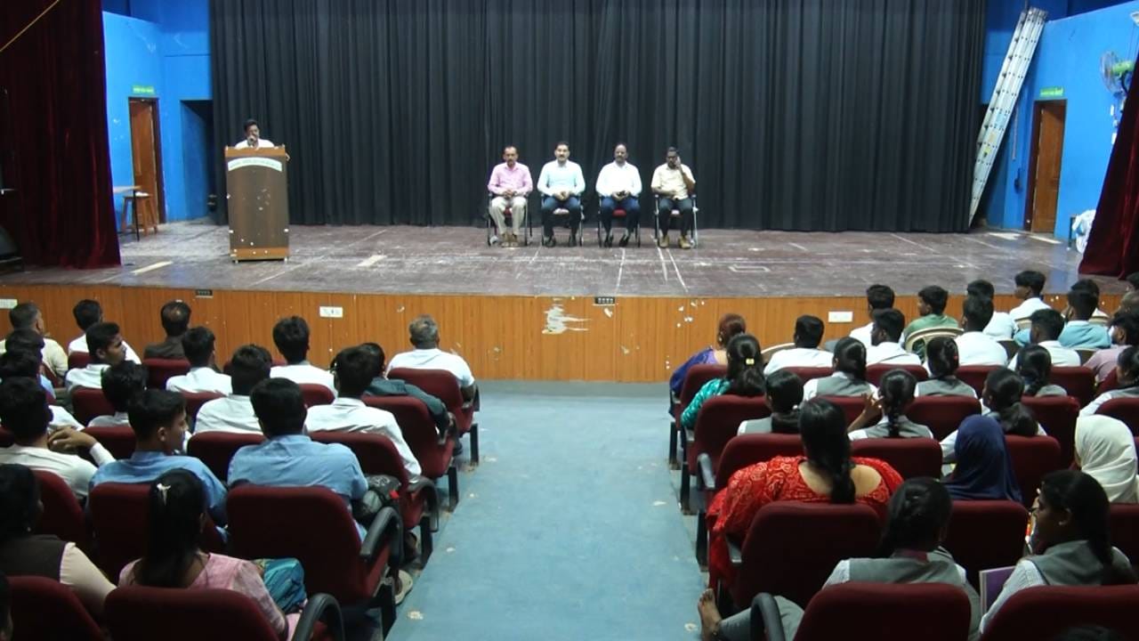 ಈ ಕುರಿತಾಗಿ ಬಿಇಒರಿಂದ ಮಾಹಿತಿ ತರಿಸಿಕೊಂಡು ನಂತರ ಶಿಕ್ಷಕರ ಜೊತೆ ಸಭೆ ಮಾಡಿ, SSLC ವಿದ್ಯಾರ್ಥಿಗಳಿಗೆ ಪರೀಕ್ಷೆ ನಡೆಸಿ ಅದರಲ್ಲಿ ಕಡಿಮೆ ಅಂಕಗಳನ್ನ ಪಡೆದ ವಿದ್ಯಾರ್ಥಿಗಳ ಮೇಲೆ ಹೆಚ್ಚಿನ ಗಮನಹರಿಸಲಾಗಿದೆ. ಜೊತೆಗೆ ಪ್ರತಿ ರಾತ್ರಿ ವಿದ್ಯಾರ್ಥಿಗಳ ಮನೆಗೆ ತೆರಳಿ ಮಕ್ಕಳ ಅಭ್ಯಾಸದ ಬಗ್ಗೆ ಪೋಷಕರಿಂದ ಮಾಹಿತಿ ಸಂಗ್ರಹಿಸಿ ಮೊಬೈಲ್ ನೀಡದಂತೆ, ಟಿವಿ ನೋಡದಂತೆ, ಒತ್ತಡ ಹೇರದಂತೆ ಮನವಿ ಮಾಡಲಾಗಿದೆ.