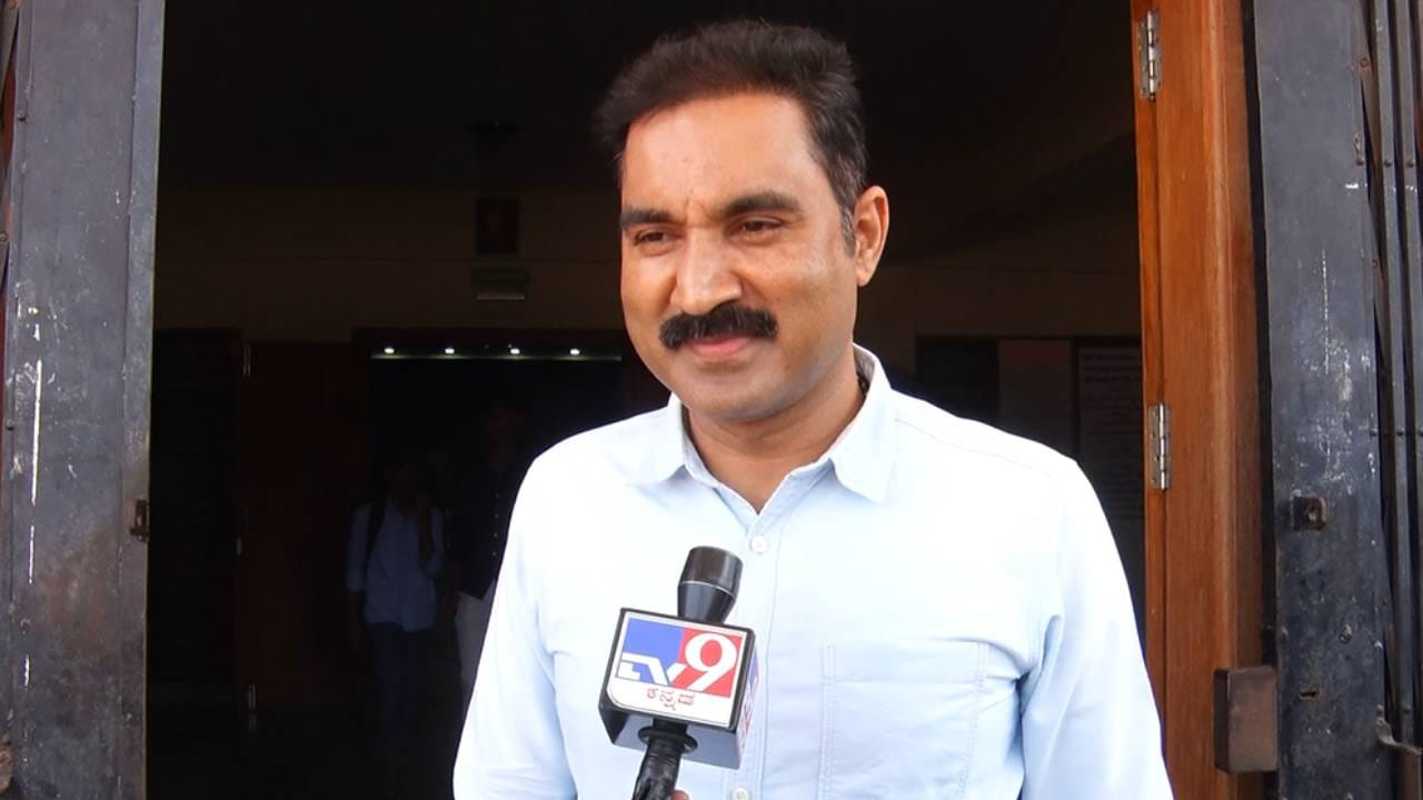 ಬೆಂಗಳೂರು ದಕ್ಷಿಣ ಜಿಲ್ಲೆಯ ಚನ್ನಪಟ್ಟಣದ ತಹಶೀಲ್ದಾರ್ ಗಿರೀಶ್ ಅವರ ಕಾರ್ಯಕ್ಕೆ ಇದೀಗ ತಾಲೂಕಿನ ಸಾರ್ವಜನಿಕರ ಮೆಚ್ಚುಗೆಗೆ ಕಾರಣವಾಗಿದೆ. ಅಂದಹಾಗೆ ಸರ್ಕಾರಿ ಶಾಲೆಗಳು ಉಳಿಯಬೇಕು, ಬೆಳೆಯಬೇಕು, ಹೆಚ್ಚು ಹೆಚ್ಚು ಮಕ್ಕಳು ಸರ್ಕಾರಿ ಶಾಲೆಗಳಿಗೆ ದಾಖಲಾಗಬೇಕು ಎಂಬ ಉದ್ದೇಶದಿಂದ ಸ್ವತಃ ಅವರೇ ಸರ್ಕಾರಿ ರಜೆ ದಿನಗಳಲ್ಲಿ ದಾನಿಗಳ ಸಹಾಯ ಪಡೆದು ತಾಲೂಕಿನ ಸರ್ಕಾರಿ ಶಾಲೆಗಳಿಗೆ ಸುಣ್ಣಬಣ್ಣ ಹೊಡೆಯುತ್ತಿದ್ದಾರೆ.